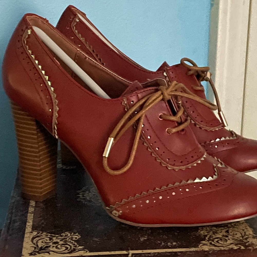 Elegant Red Brown Heeled Oxfords